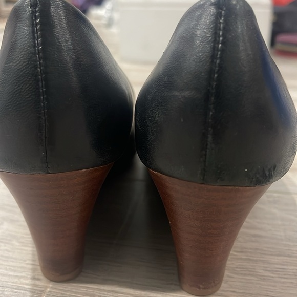 Tory Burch Black Leather Wedge Pumps Size 6 - Picture 16 of 16